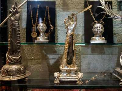 � posto in un reliquiario argenteo anch�esso a forma di arto superiore con una piuma dorata, alla cui base sono presenti dei puttini e la data in cui venne donato alla basilica: il 1679